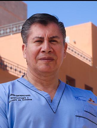 Es la foto de perfil de un cirujano neurológico en Torreón de Hospital Angeles Torreón. Usa un uniforme médico azul claro. Tiene el cabello gris oscuro.