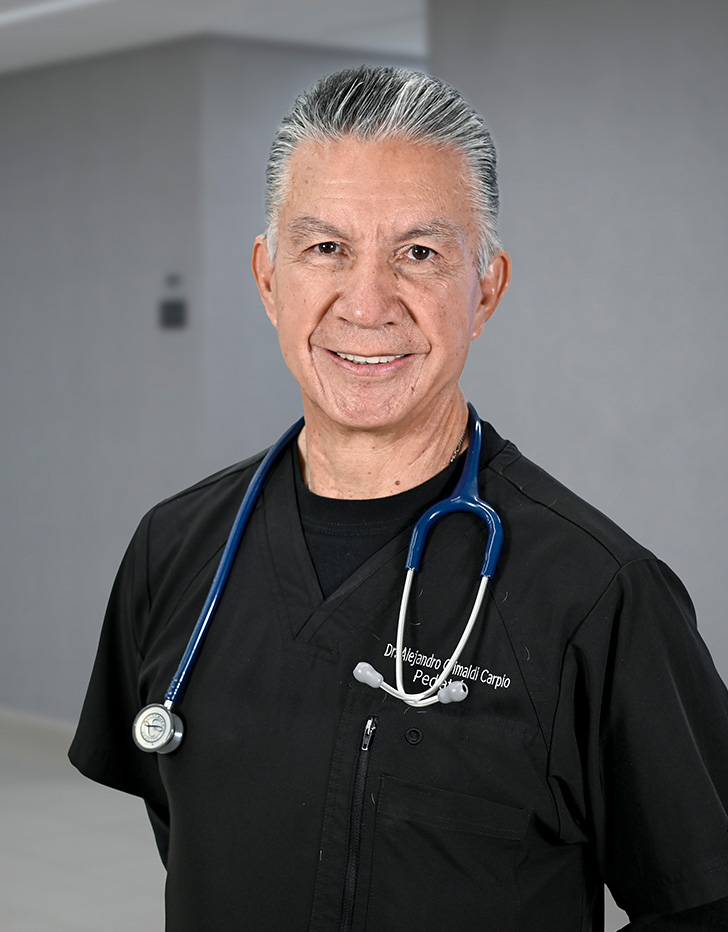 Es la foto de perfil de un pediatra en Ciudad de México de Hospital Angeles Lindavista. Tiene el cabello gris. Usa una camisa azul.
