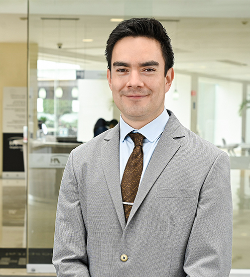 Es la foto de perfil de un cardiólogo intervencionista en Ciudad de México de Hospital Angeles Acoxpa. Usa un saco gris con una camisa blanca, tiene una corbata. Tiene el cabello negro.