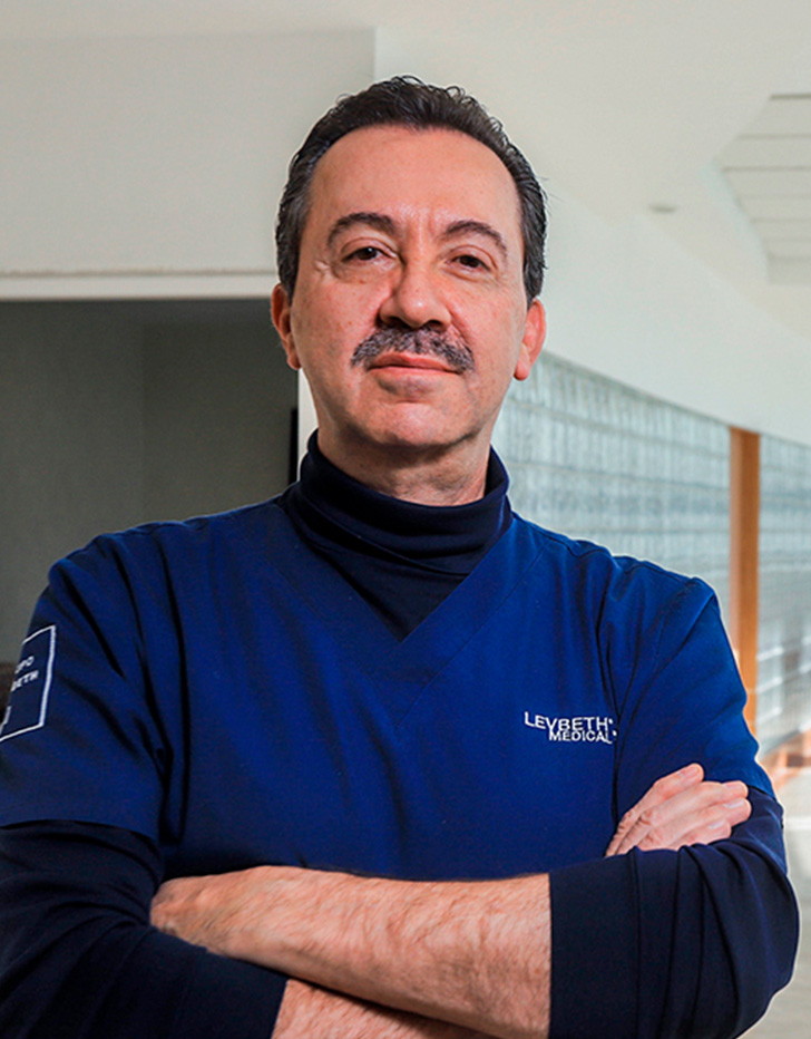 Es la foto de perfil de un cardiólogo en Huixquilucan de Hospital Angeles Lomas.