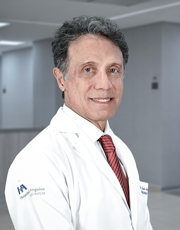 Es la foto de perfil de un ginecólogo y obstetra en Ciudad de México de Hospital Angeles Lindavista. Tiene el cabello negro. Está serio. 