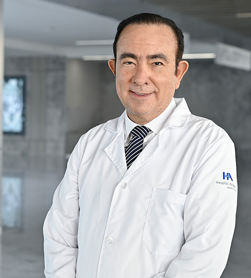 Es la foto de perfil de un médico interno especializado en gastroenterología y endoscopía en Querétaro de Hospital Angeles Centro Sur. Usa un traje azul marino con una camisa azul cielo. 