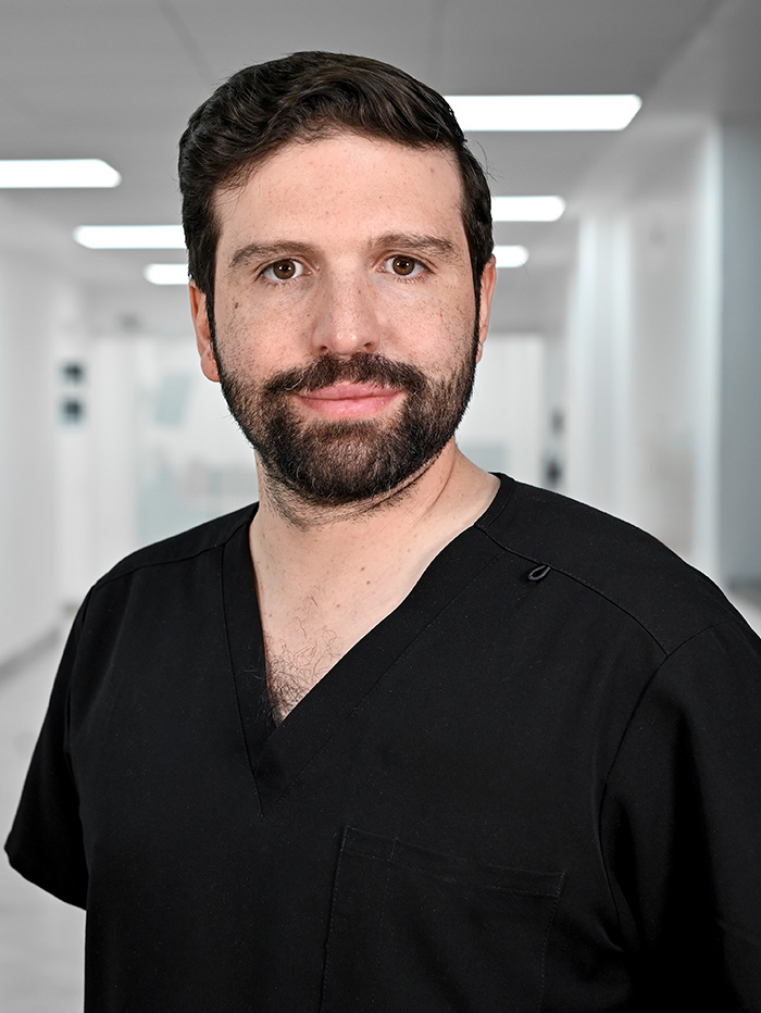 Es la foto de perfil de un ortopedista y traumatólogo en Guadalajara de Hospital Angeles Del Carmen. Utiliza una bata blanca, tiene el cabello castaño y ligeramente largo.