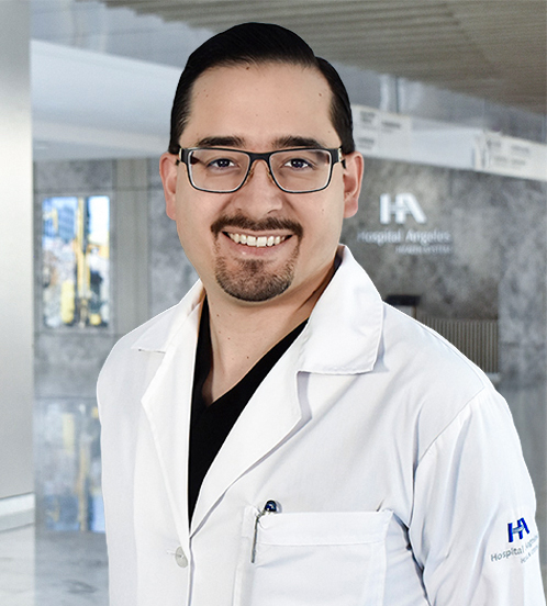 Es la foto de perfil de una cirujana general en Querétaro de Hospital Angeles Centro Sur. Usa una bata blanca y una playera negra, está sonriendo.