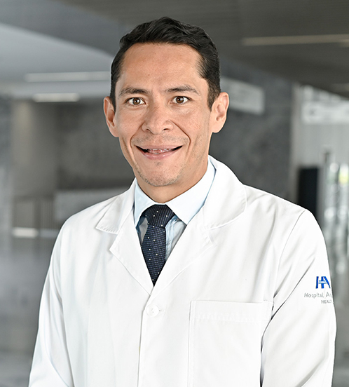 Es la foto de perfil de un urólogo en Querétaro de Hospital Angeles Centro Sur. Usa un traje de color azul rey, camisa azul cielo y corbata azul marino con detalles en color azul cielo.