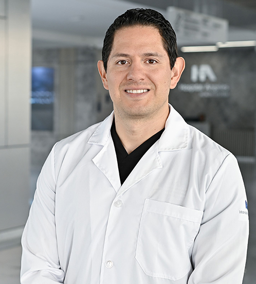 Es la foto de perfil de un urólogo en Querétaro de Hospital Angeles Centro Sur. Usa un uniforme gris, tiene cabello oscuro y ojos grandes.