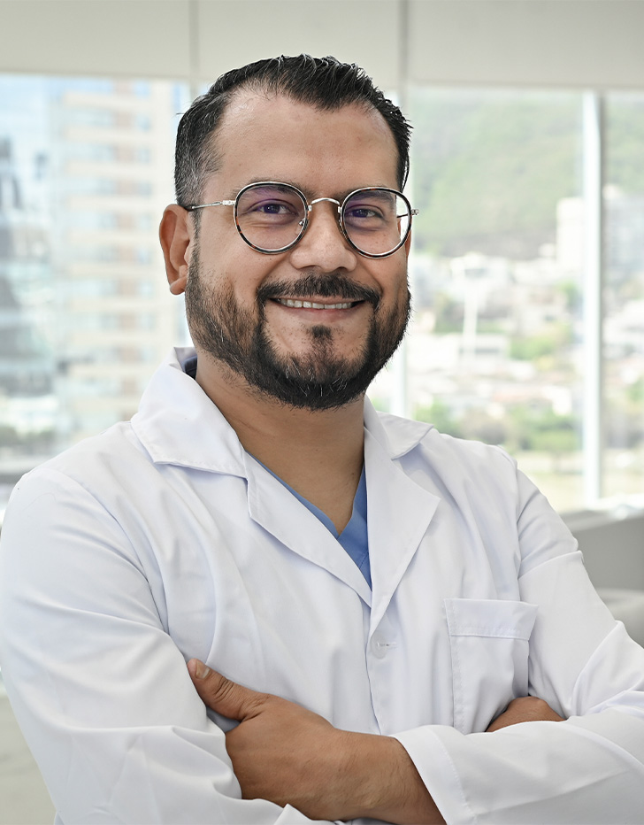 Es la foto de perfil de un cirujano neurológico en San Pedro Garza de Hospital Angeles Valle Oriente. Usa una bata blanca y lentes. Tiene la barba y cabello negro.