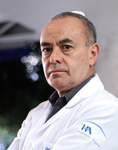 Es la foto de perfil de un ortopedista y traumatólogo en Huixquilucan de Hospital Angeles Lomas. Usa una bata de laboratorio con una camisa, tiene el cabello corto y canoso.