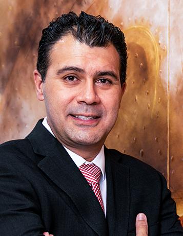 Es la foto de perfil de un endocrinólogo en León de Hospital Angeles León. Utiliza un saco negro, camisa blanca y corbata roja.