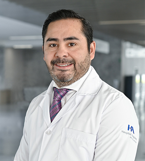 Es la foto de perfil de un ortopedista y traumatólogo en Querétaro de Hospital Angeles Centro Sur. Usa un traje negro con una camisa blanca.