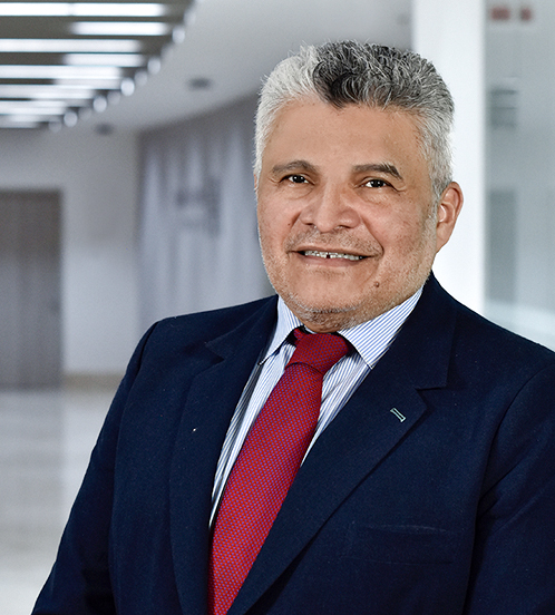 Es la foto de perfil de un cirujano oncológico en Huixquilucan de Hospital Angeles Lomas. Usa un saco negro, camisa blanca y corbata roja.