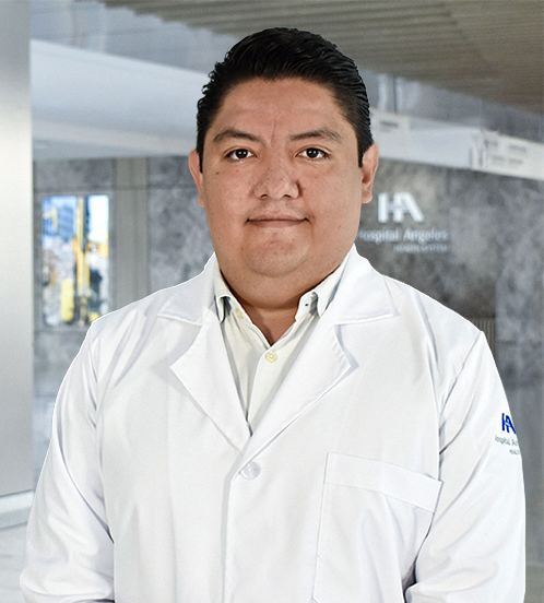 Es la foto de perfil de un médico general en Querétaro de Hospital Angeles Centro-sur. Tiene el cabello negro y usa una bata y camisa blanca. Está sonriendo ligeramente.