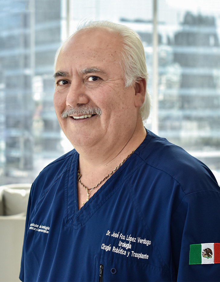 Es la foto de perfil de un urólogo en San Pedro Garza de Hospital Angeles Valle Oriente. Usa un uniforme médico azul. Tiene el cabello y bigote gris.