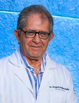 Es la foto de perfil de un internista en León de Hospital Angeles León. Usa una bata blanca y una camisa azul con lineas blancas. 