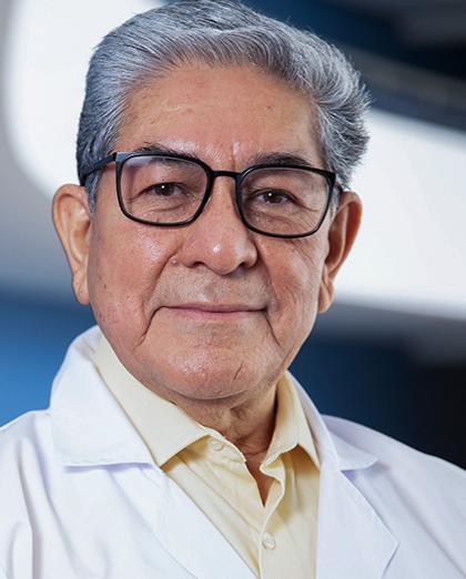 Es la foto de perfil de un pediatra y neonatólogo en Huixquilucan de Hospital Angeles Lomas. Usa una bata, tiene lentes y cabello canoso. 