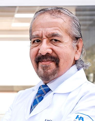 Es la foto de perfil de un anestesiólogo en Guadalajara de Hospital Angeles Del Carmen. Utiliza una bata blanca, camisa y corbata.