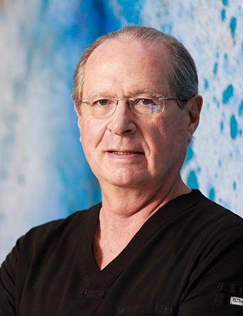 Es la foto de perfil de un odontólogo especialista en implantes y rehabilitación bucal en Huixquilucan de Hospital Angeles Lomas. 