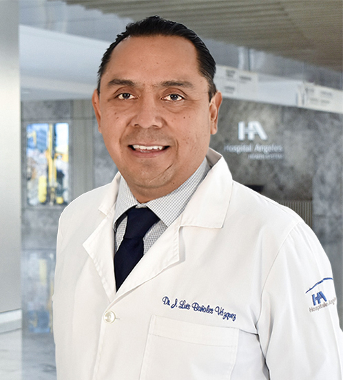 Es la foto de perfil de un neurólogo en Querétaro de Hospital Angeles Centro Sur. Usa una bata blanca con una camisa blanca con lineas azules cruzadas realizando cuadros y corbata azul marino.