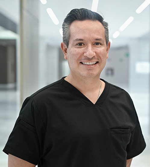 Es la foto de perfil de un ortopedista y traumatólogo en Querétaro de Hospital Angeles Centro Sur. Usa un unifrome negro y una cadena dorada.