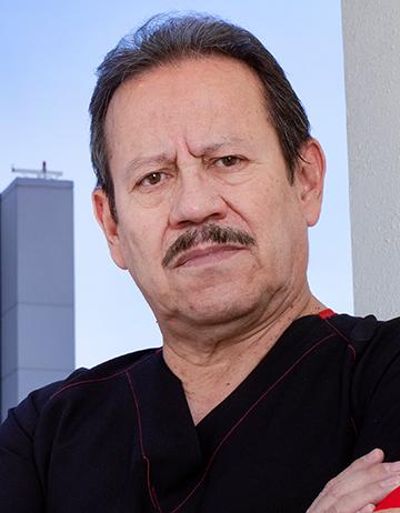 Es la foto de perfil de un cirujano general en Ciudad de México de Hospital Angeles Clínica Londres. El doctor utiliza un uniforme negro, tiene los brazos cruzados y utiliza bigote.