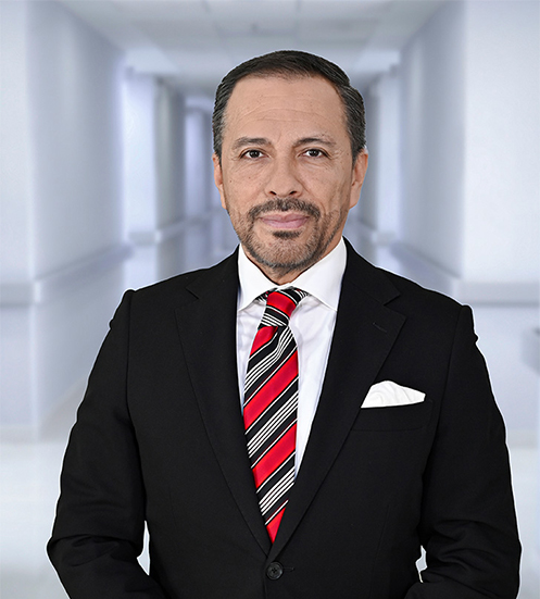 Es la foto de perfil de un ortopedista y traumatólogo en Ciudad Juárez de Hospital Angeles Ciudad Juárez. Viste un traje azul marino, camisa blanca y corbata morada.