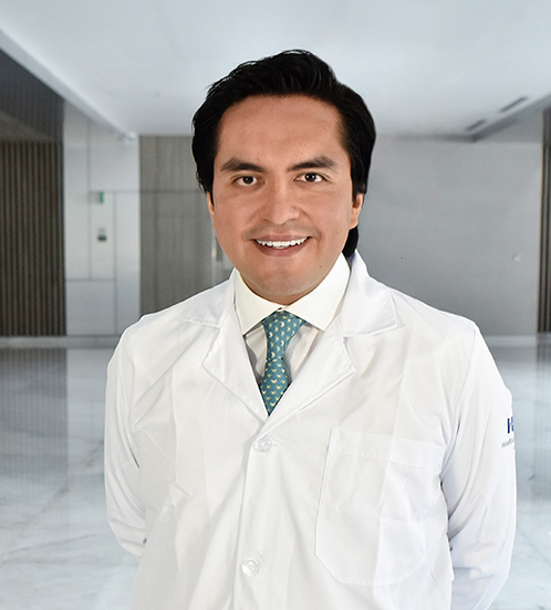 Es la foto de perfil de un oftalmólogo en Querétaro de Hospital Angeles Centro Sur. Usa un traje negro y corbata azul con flores blancas pequeñas.