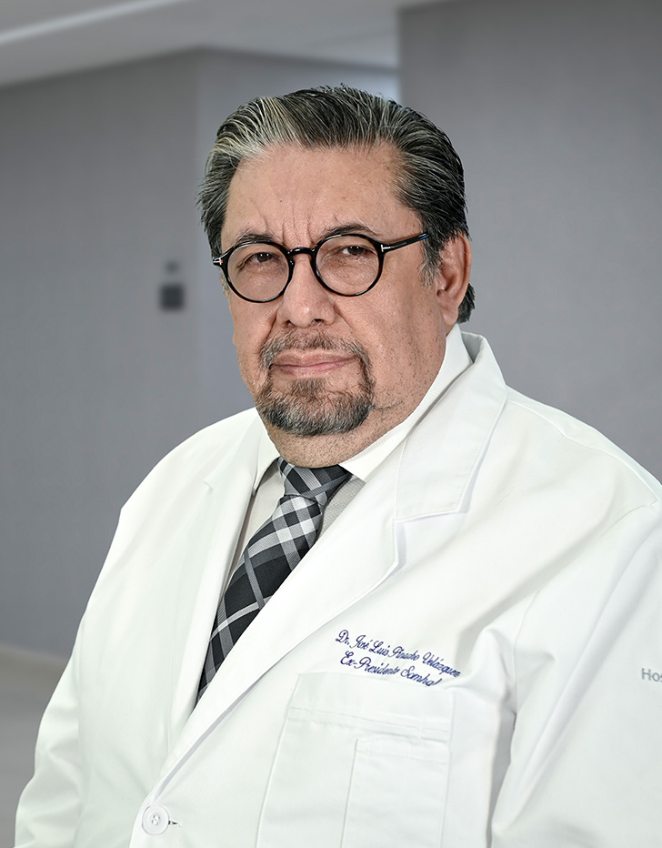 Es la foto de perfil de un pediatra en Ciudad de México de Hospital Angeles Lindavista. Tiene el cabello y barba gris con negro. Usa un uniforme médico negro.