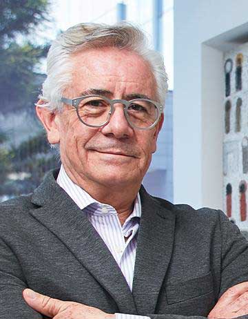 Es la foto de perfil de un cirujano pediátrico  especialista en oncología pediátrica en Huixquilucan de Hospital Angeles Lomas. Utiliza lentes, tiene cabello canoso y está sonriendo. 