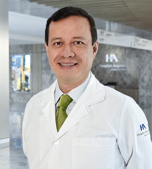 Es la foto de perfil de un urólogo en Querétaro de Hospital Angeles Centro Sur. Viste un traje de color negro y camisa blanca con corbata roja.