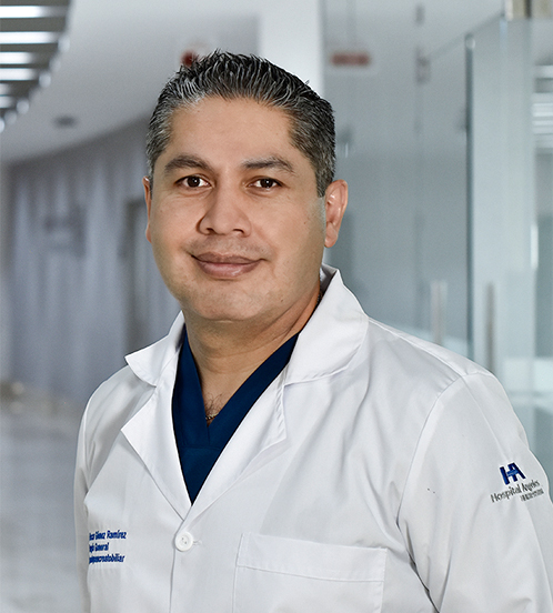 Es la foto de perfil de un cirujano general en Huixquilucan de Hospital Angeles Lomas. Usa una bata blanca y playera negra.