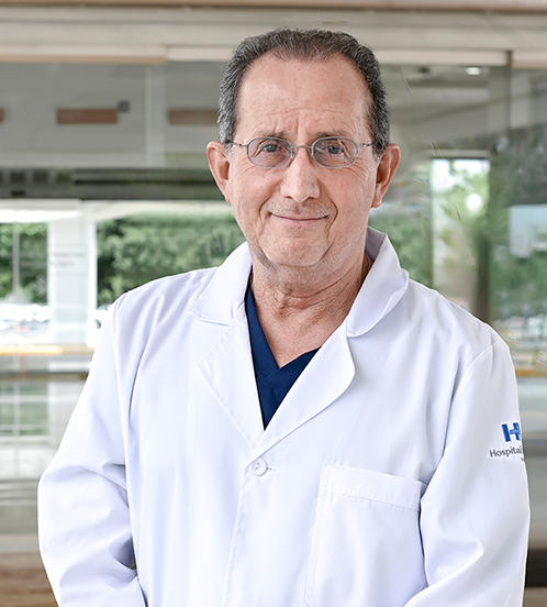 Es la foto de perfil de un cirujano general en Culiacán de Hospital Angeles Culiacán. Utiliza una bata blanca ocn un suéter negro y lentes.