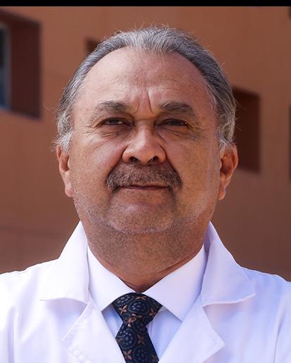 Es la foto de perfil de un otorrinolaringólogo en Torreón de Hospital Angeles. Usa una bata blanca con camisa blanca y corbata negra. Tiene el cabello y bigote gris.
