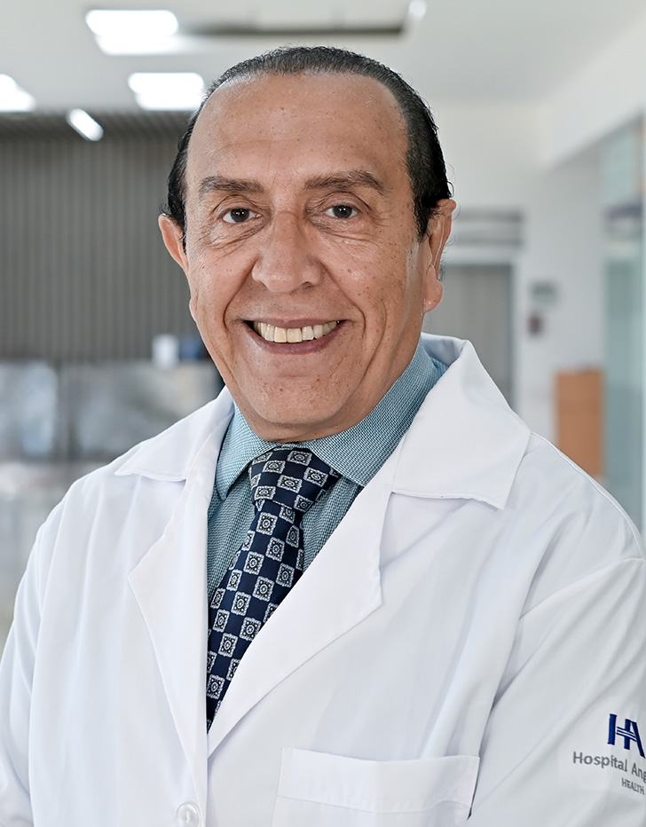 Es la foto de perfil de un otorrinolaringólogo en Tampico de Hospital Angeles Tampico. Usa una bata blanca, camisa rosada y  una corbata morada con estampado. Tiene el cabello negro y usa lentes.