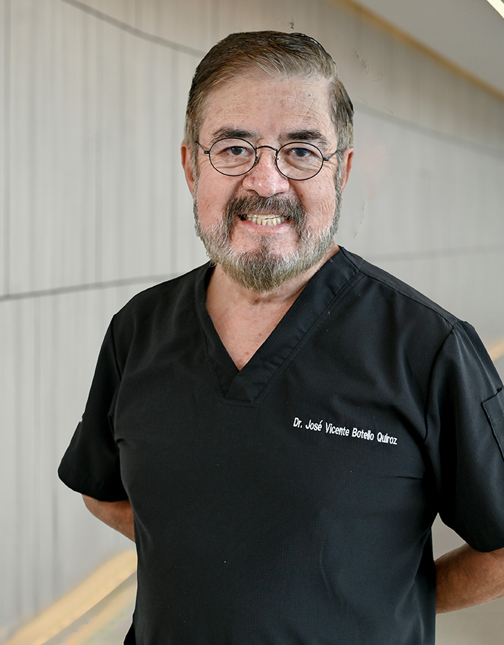 Es la foto de perfil de un cirujano maxilofacial en Puebla de Hospital Angeles.