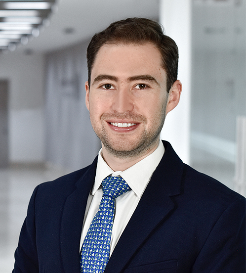 Es la foto de perfil de un ortopedista y traumatólogo en Huixquilucan de Hospital Angeles Lomas. Usa un traje azul marino con una camisa blanca y corbata azul.