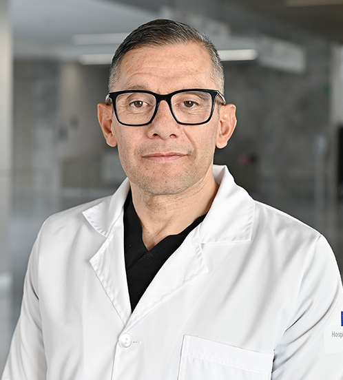 Es la foto de perfil de un neumólogo pediátrico en Querétaro de Hospital Angeles Centro Sur. Utiliza un uniforme negro con lentes de marco negro en forma cirular.