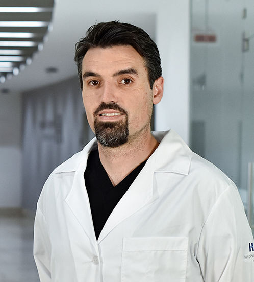 Es la foto de perfil de un pediatra especialista en inmunología alergía pediátrica en Huixquilucan de Hospital Angeles Lomas. Usa bata blanca y barba oscura. 