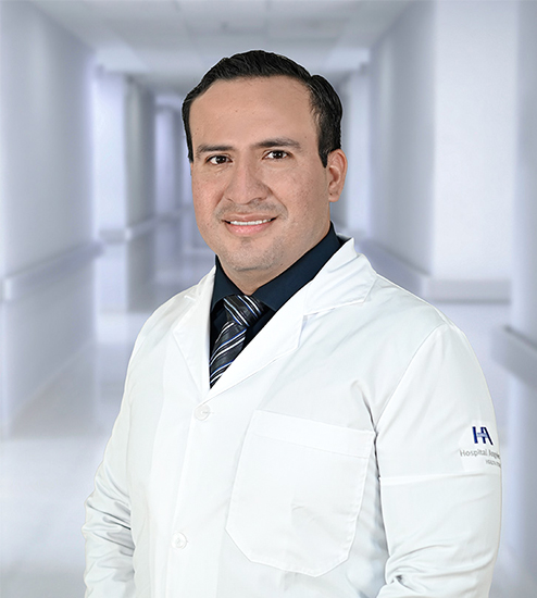 Es la foto de perfil de un internista e infectólogo en Ciudad Juárez de Hospital Angeles Ciudad Juárez. Usa un saco azul marino, una camisa blanca y una corbata roja. con rayas vino. 