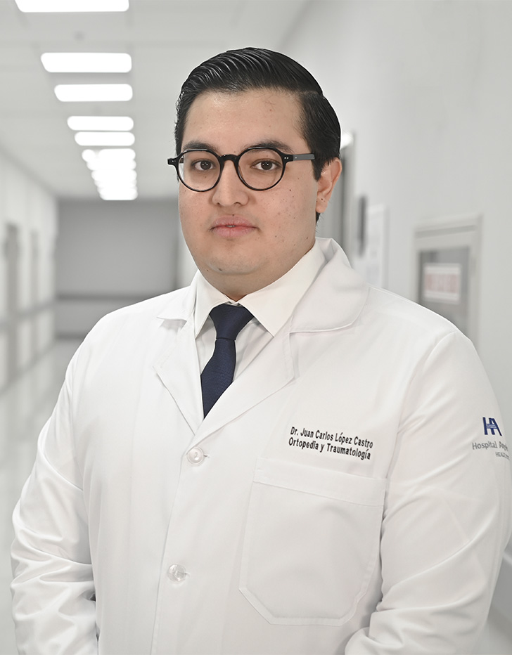 Es la foto de perfil de un ortopedista y traumatólogo en Ciudad de México de Hospital Angeles Universidad. Usa una bata blanca con camisa blanca y una corbata negra. Tiene el cabello negro y usa lentes.