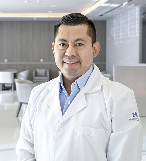 Es la foto de perfil de un cardiólogo pediátrico en San Pedro Garza de Hospital Angeles Valle Oriente. Usa una bata blanca con una camisa azul claro. Tiene el cabello negro.