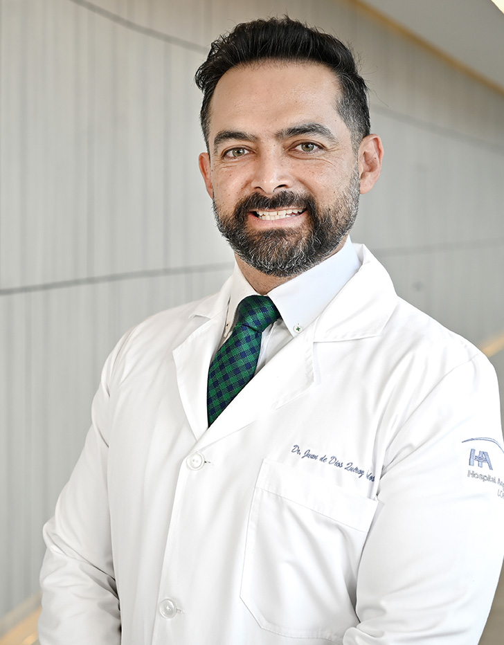Es la foto de perfil de un ginecólogo y obstetra en Puebla de Hospital Angeles.