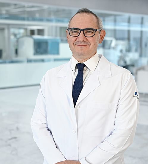 Es la foto de perfil de un urólogo en Guadalajara de Hospital Angeles Del Carmen. VIste una bata blanca y tiene el cabello canoso.