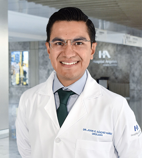 Es la foto de perfil de un urólogo en Querétaro de Hospital Angeles Centro-sur. Usa una bata blanca y camisa azul con corbata verde. Tiene cabello negro