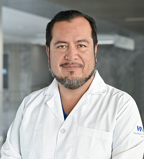 Es la foto de perfil de un cirujano oncológico y general en Querétaro de Hospital Angeles Centro Sur. Usa un traje azul marino con camisa blanca. 