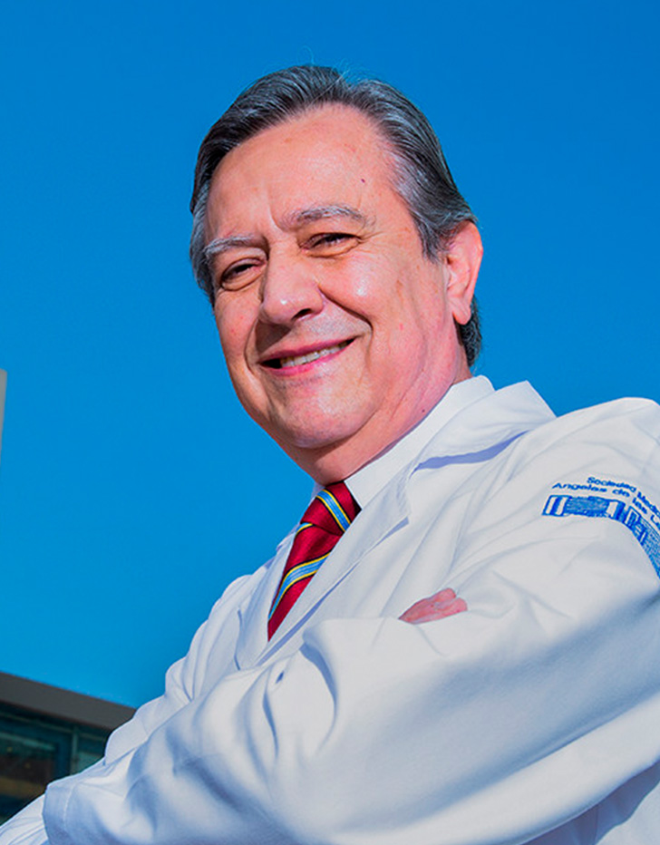 Es la foto de perfil de un internista en Huixquilucan de Hospital Angeles Lomas.