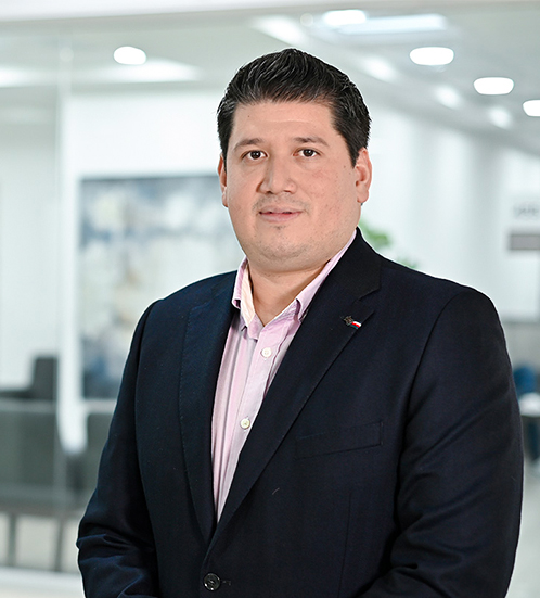 Es la foto de perfil de un gastroenterólogo en Ciudad de México de Hospital Angeles Acoxpa. Usa un traje color negro con una camisa rosa claro. Tiene el cabello negro.