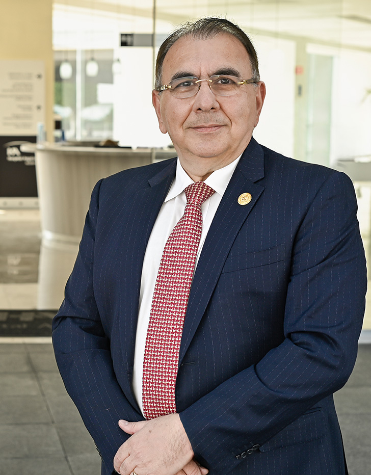 Es la foto de perfil de un endoscopista en Ciudad de México de Hospital Angeles Acoxpa. Usa un uniforme médico color azul marino y lentes. Tiene el cabello negro. Está sonriendo ligeramente.