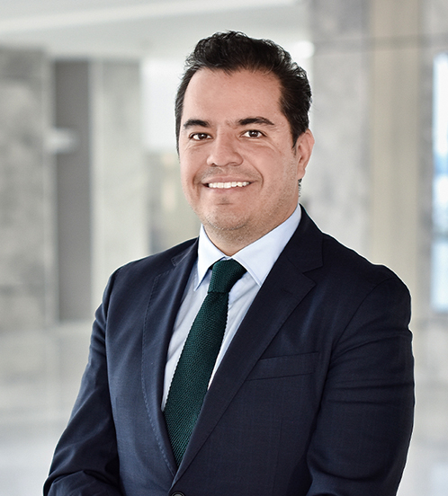 Es la foto de perfil de un oncólogo médico en Querétaro de Hospital Angeles Centro Sur. Usa un traje azul marino, camisa blanca y corbata verde.