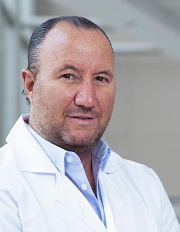 Es la foto de perfil de una licenciada en psicología en Huixquilucan de Hospital Angeles Lomas. Usa una bata blanca y tiene una camisa azul cielo.