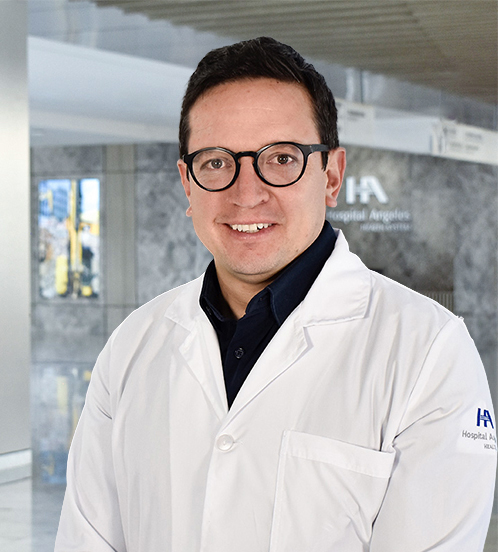 Es la foto de perfil de un cardiólogo en Querétaro de Hospital Angeles Centro Sur. Usa un traje negro, corbata roja y camisa blanca.